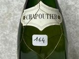 une bouteille de vin posée sur une table