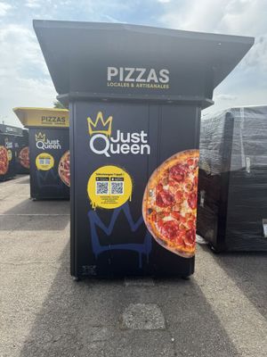 des pizzas qui traînent au bord de la rue