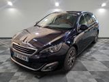 la photo d'une voiture noire garée dans une salle d'exposition