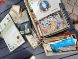 une boîte remplie de timbres posée sur une table