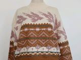 un gros plan sur un pull porté par un mannequin, un mannequin, un mannequin, un mannequin, un mannequin, un mannequin, un mannequin, un mannequin