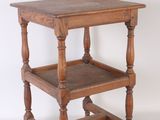 une petite table en bois surmontée d'une étagère