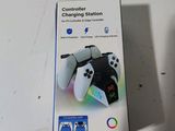 une boîte contenant une manette, posée sur une table