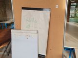 un tableau effaçable à sec et un autre tableau effaçable à sec dans une pièce