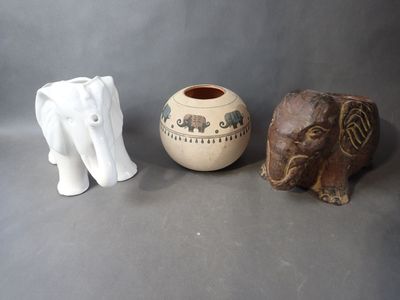 3 céramiques en forme ou à décor d'éléphants H : 18 à 14cm