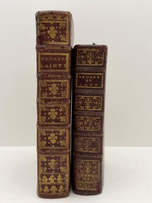 deux vieux livres posés l'un sur l'autre sur une table