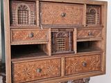 une armoire en bois surmontée de nombreux tiroirs