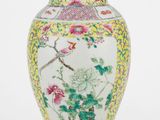 un vase orné d'un oiseau et de fleurs