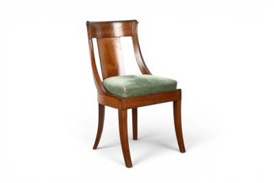 une image représentant une chaise en bois dont l'assise est recouverte d'un tissu vert