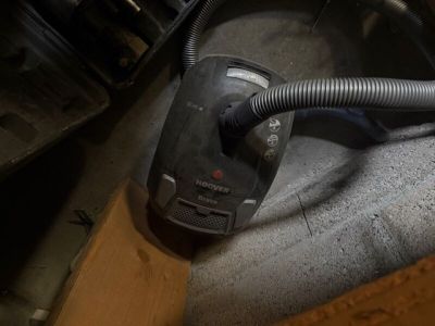 un aspirateur posé par terre à côté d'une table