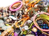 un tas de perles et de bracelets de toutes sortes posés sur une table