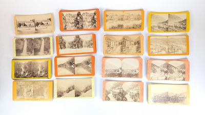 de nombreuses vieilles photos accrochées au mur d'une pièce