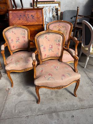 trois chaises assises l'une à côté de l'autre dans une pièce