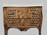 une commode ancienne avec dessus en marbre