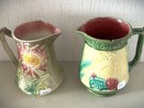 deux vases posés sur une table