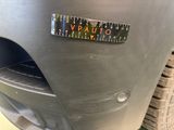 un gros plan du pare-chocs d'une voiture sur lequel est collé un autocollant