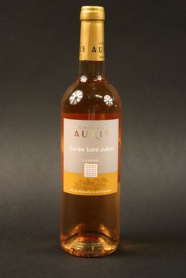 la bouteille de vin est posée sur une surface noire