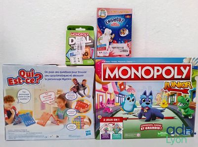 beaucoup de jouets et de jeux sur la table