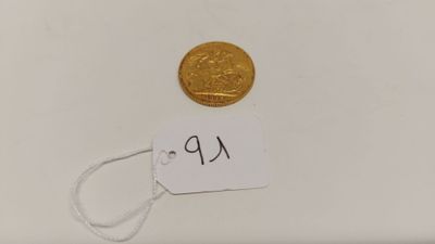 gros plan d'une pièce d'or portant une étiquette de prix