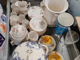 un plateau sur lequel sont posés de nombreux plats et tasses