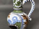 un vase vert et blanc orné d'un motif bleu et blanc