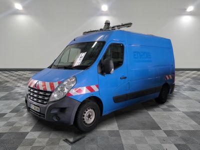 la photo d'une camionnette bleue garée dans une pièce