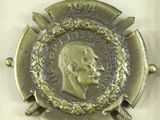 an image of a medal with a man ' s face on the front of it