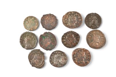 six pièces de monnaie romaines antiques sur un fond blanc