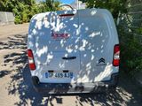 une camionnette blanche garée sur le bord de la route