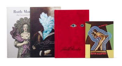 trois livres sont posés les uns à côté des autres sur une surface blanche