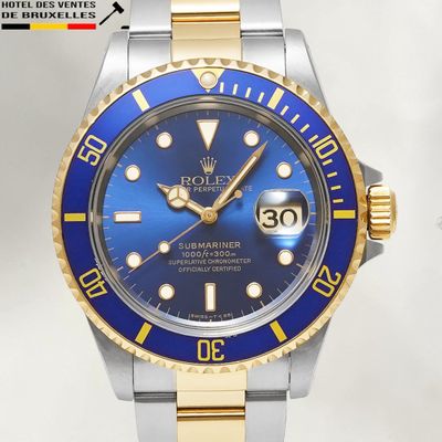 une montre au cadran bleu, montée sur un bracelet en or et argent
