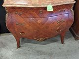 une commode surmontée d'un plateau en marbre