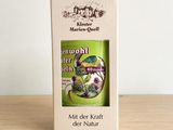 une boîte de thé posée sur une table en bois