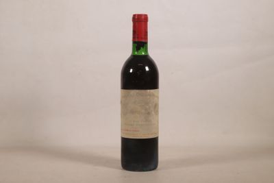 une bouteille de vin posée sur une table