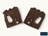 paire de gants sans doigts en daim marron sur fond blanc