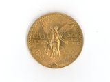 une pièce d'or représentant un ange sur un fond blanc