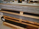 de nombreuses palettes en bois empilées les unes sur les autres