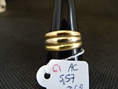 une bouteille de vin avec une étiquette et une autre bouteille de vin à l'arrière-plan