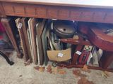une table sous laquelle se trouvent plusieurs livres