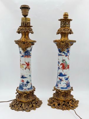 paire de vases chinois anciens, ornés de bordures dorées et de motifs floraux bleus et blancs