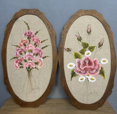 une composition de fleurs roses et blanches dans un cadre en bois
