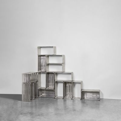 une image représentant une pile de caisses en bois dans une pièce blanche