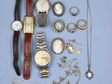 de nombreux types de montres et de bracelets disposés sur une table
