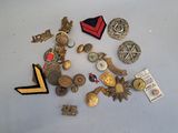 beaucoup de badges et d'autres objets posés sur une table