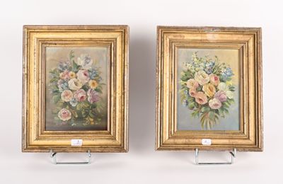 Deux tableaux représentant des fleurs sont accrochés l'un à côté de l'autre sur un mur.