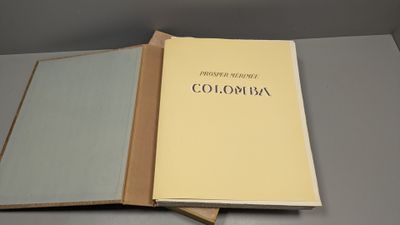un livre ouvert posé sur une table, à côté d'un autre livre