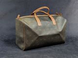 une image représentant un sac à main marron et beige sur fond gris