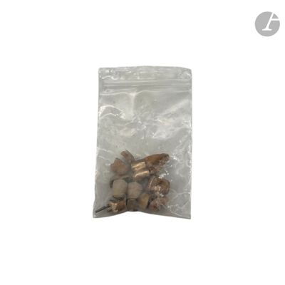 un sachet de fruits à coque et des fruits à coque sur fond blanc
