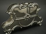 une assiette en argent antique avec un motif décoratif