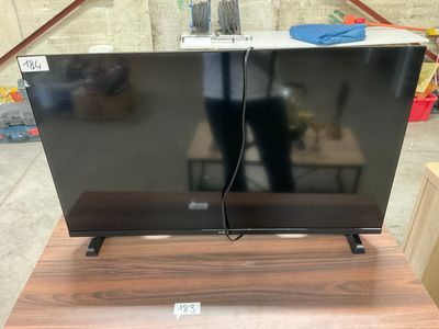 la télévision est posée sur un meuble en bois